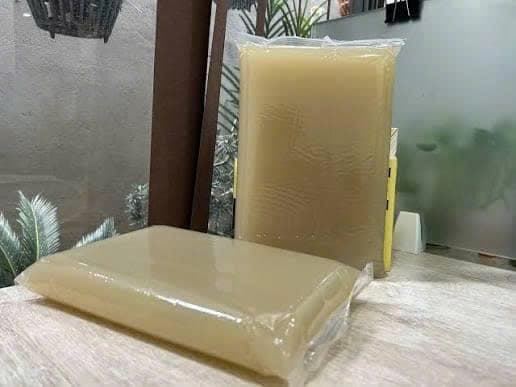 Hai miếng keo nhiệt Keo 780 dạng khối, màu vàng trong, đóng gói màng nhựa