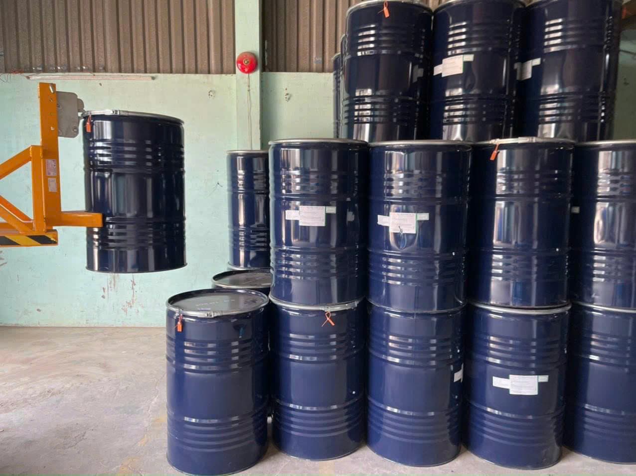 Lớp giấy mặt đang được bồi lên tấm carton sóng bằng keo sữa PVAc