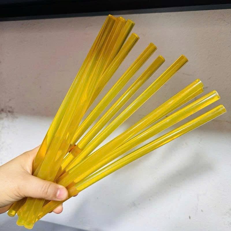 Bó que keo thỏi công nghiệp màu vàng cầm trên tay, đóng kiện thùng carton phía sau