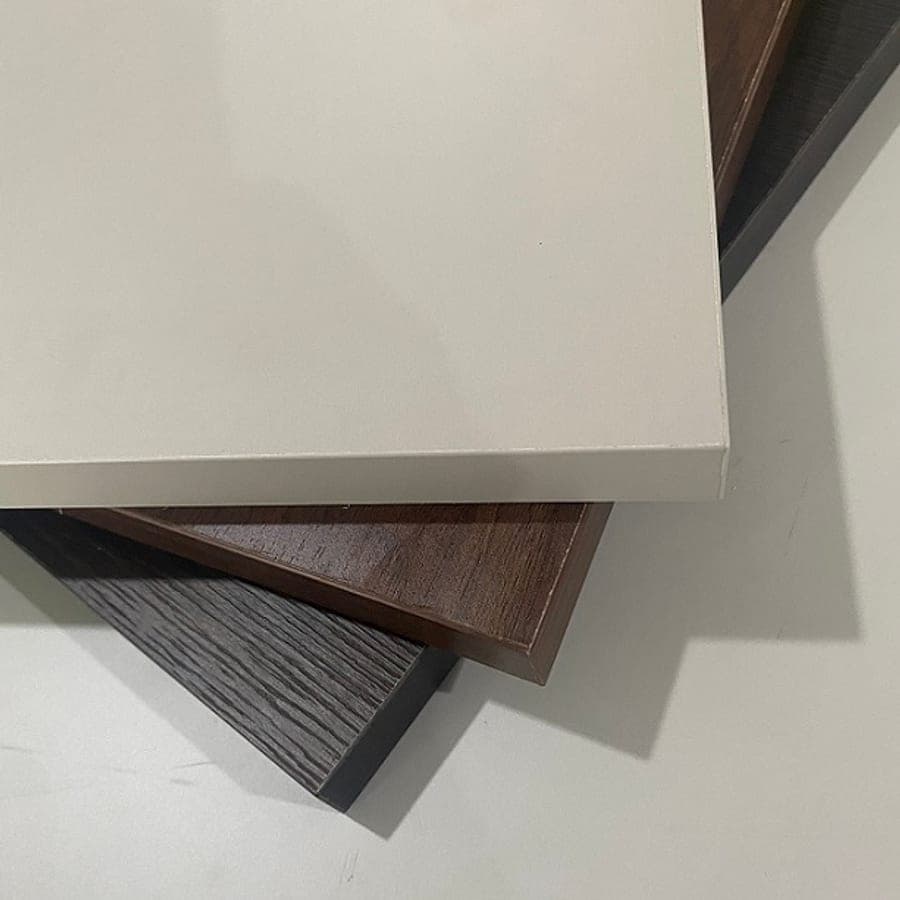 Các tấm ván phủ melamine nhiều màu xếp chồng, lớp phủ bề mặt nhẵn khác hẳn nền gỗ