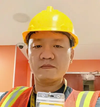 Tùng Nguyễn, kỹ sư phụ trách kỹ thuật, đội mũ bảo hộ và mặc áo phản quang tại hiện trường