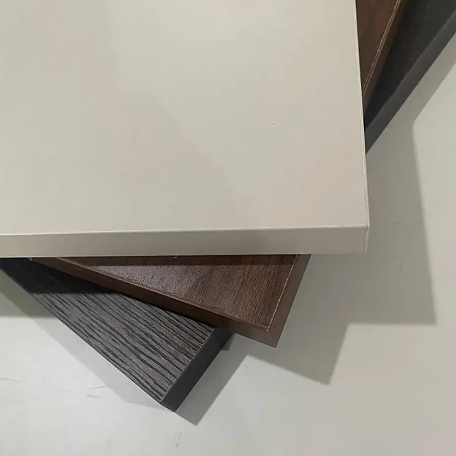 Các tấm ván phủ melamine nhiều màu xếp chồng, lớp phủ bề mặt nhẵn khác hẳn nền gỗ